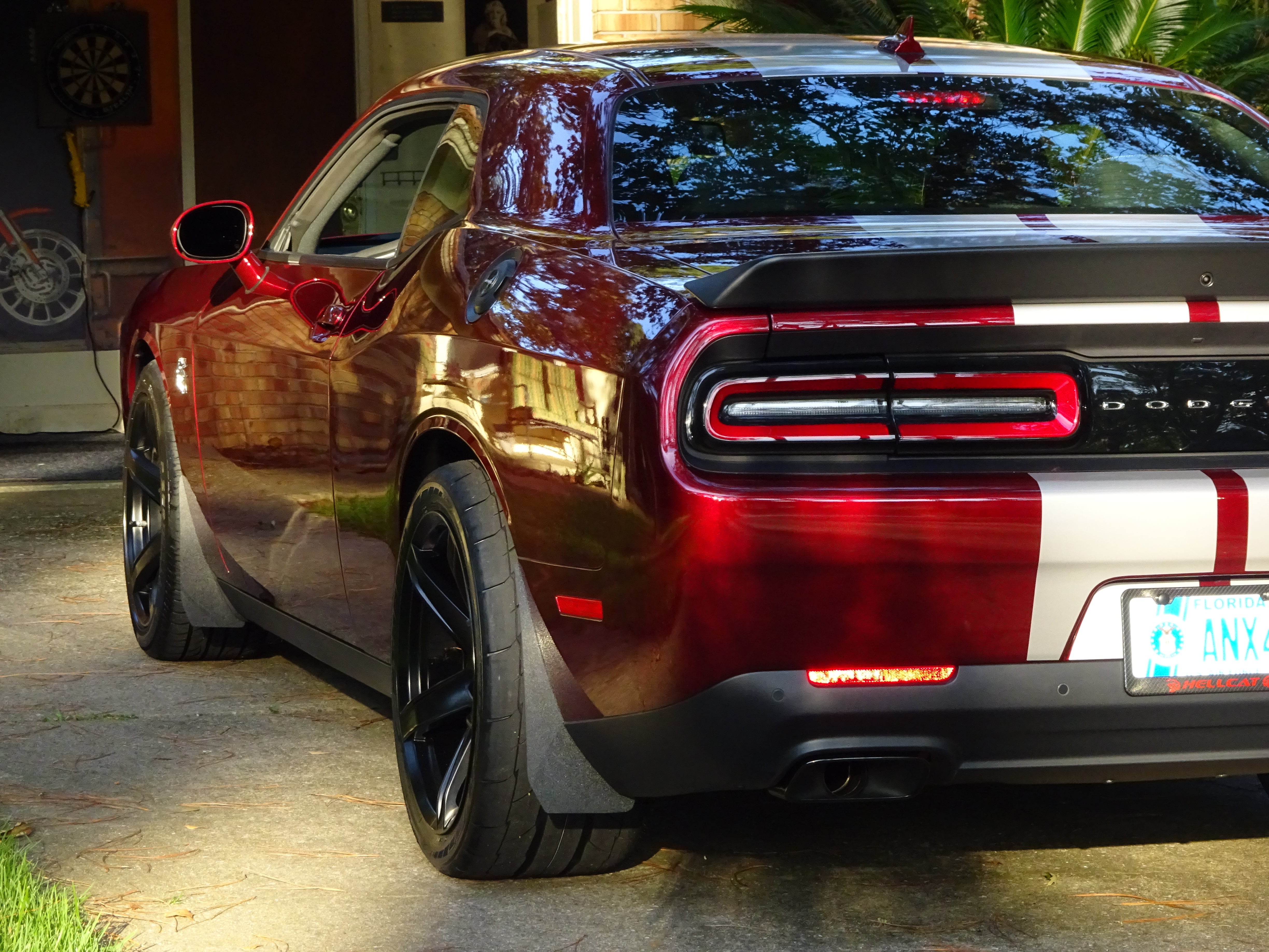 Challenger usando llantas traseras semi slicks nitto NT555RII