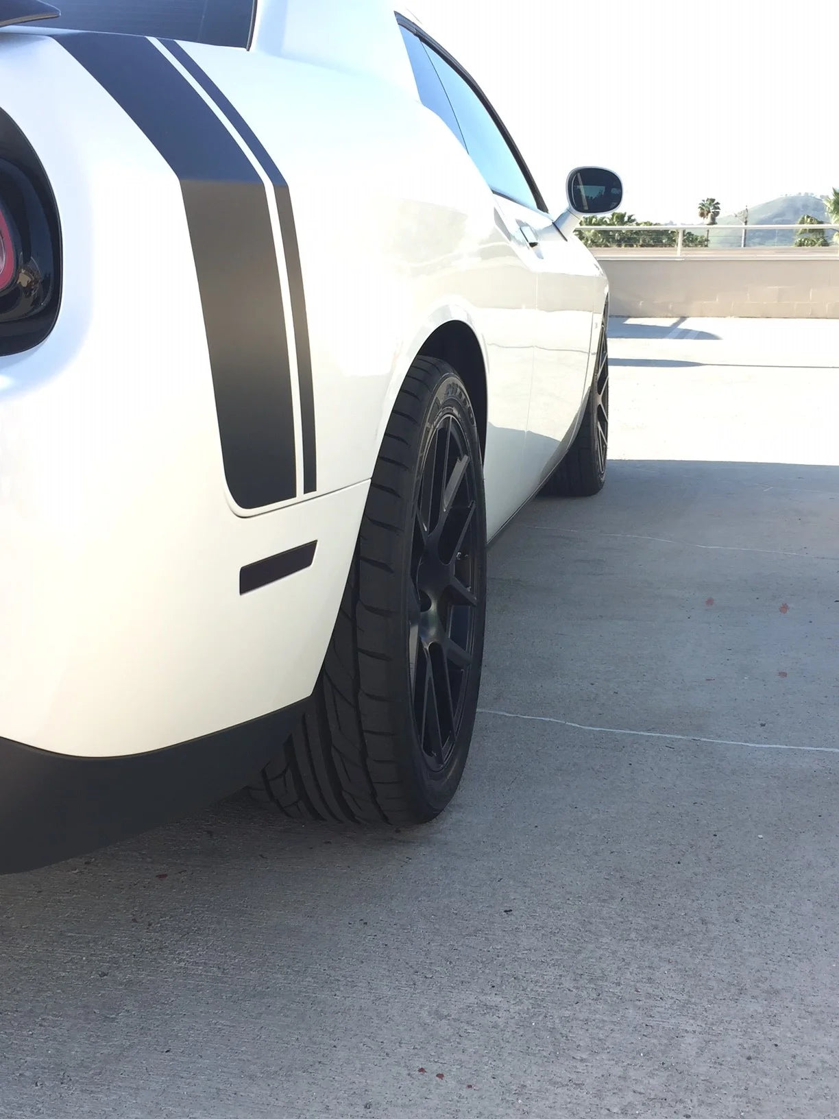 Challenger con llantas Nitto NT555 G2 Montadas en el eje trasero para mejor traccion