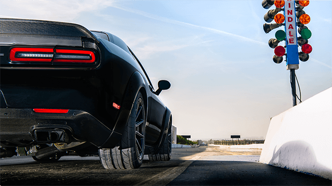 Challenger en Carrera de Cuarto de Milla Con Semi Slicks Nitto NT555RII