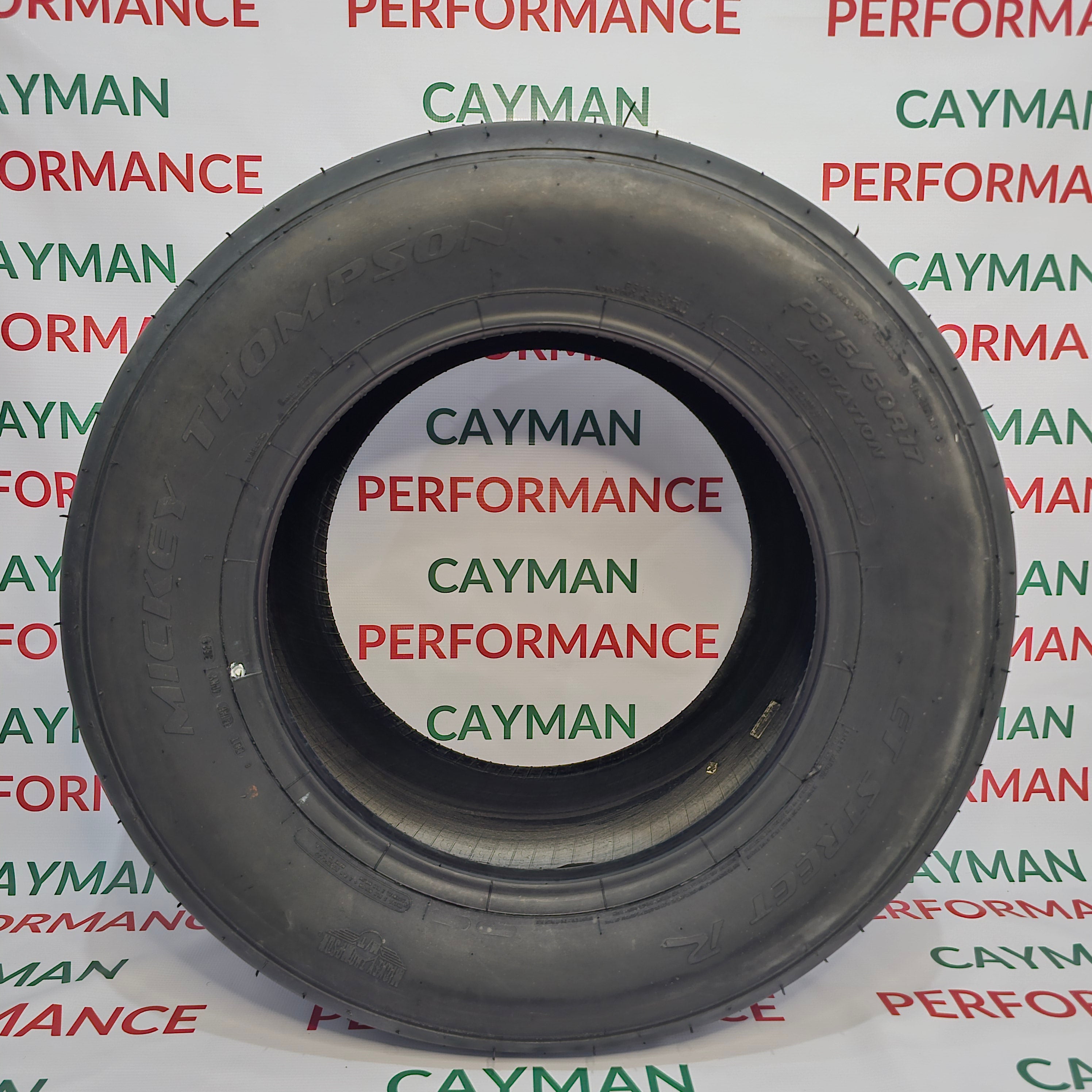 Vista lateral de la llanta semi slick Mickey Thompson ET Street R para arrancones, diseñada para autos de alto rendimiento como Mustang Shelby, Hellcat y Corvette