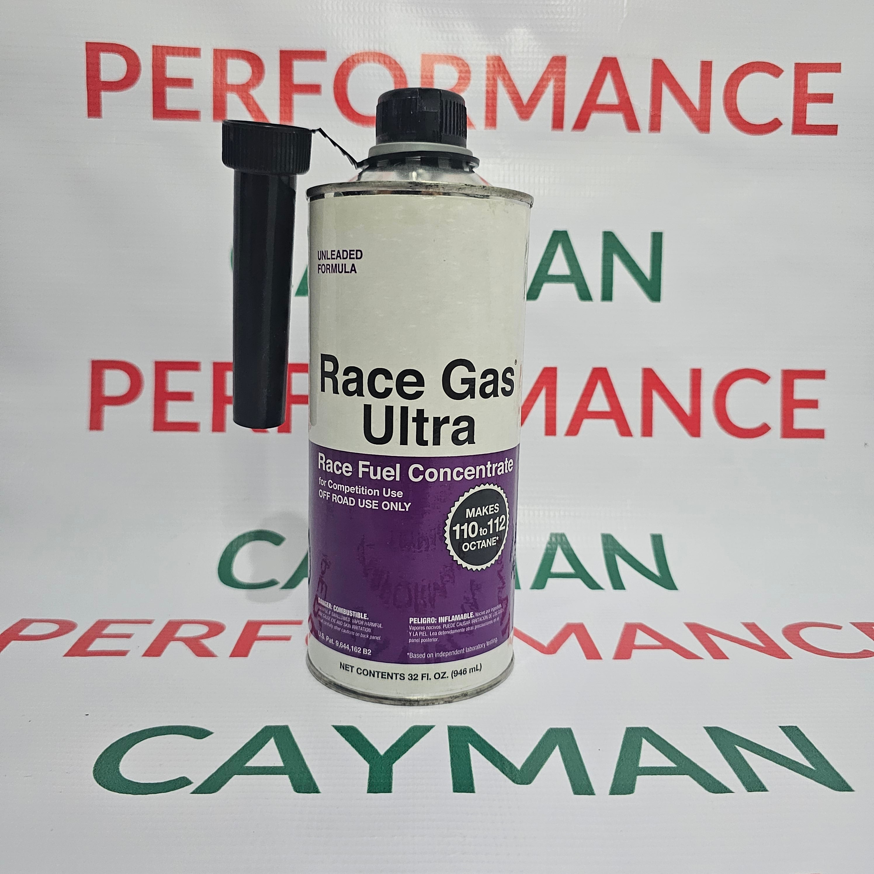 Lata de Race Gas Ultra de 32 oz sobre fondo de lona Cayman Performance, elevador de octanaje para autos de alto rendimiento