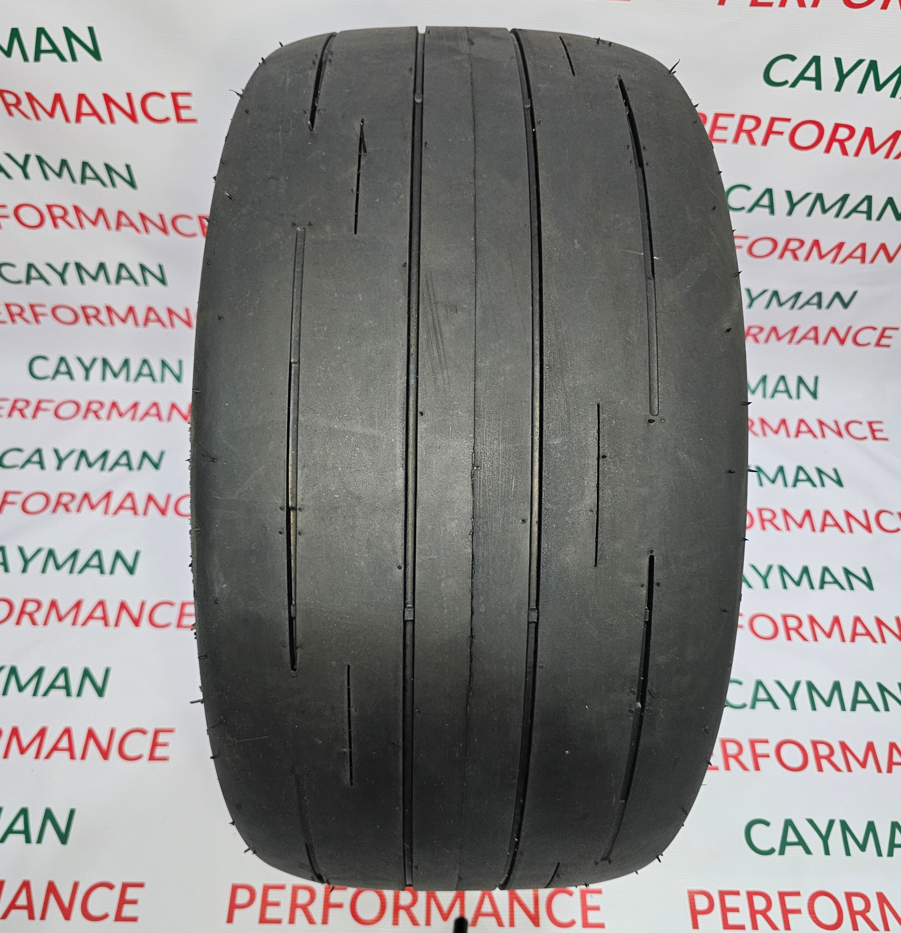 Vista de la banda de rodadura de la llanta semi slick Mickey Thompson ET Street R, diseñada para máxima tracción en arrancones y autos de alto rendimiento.