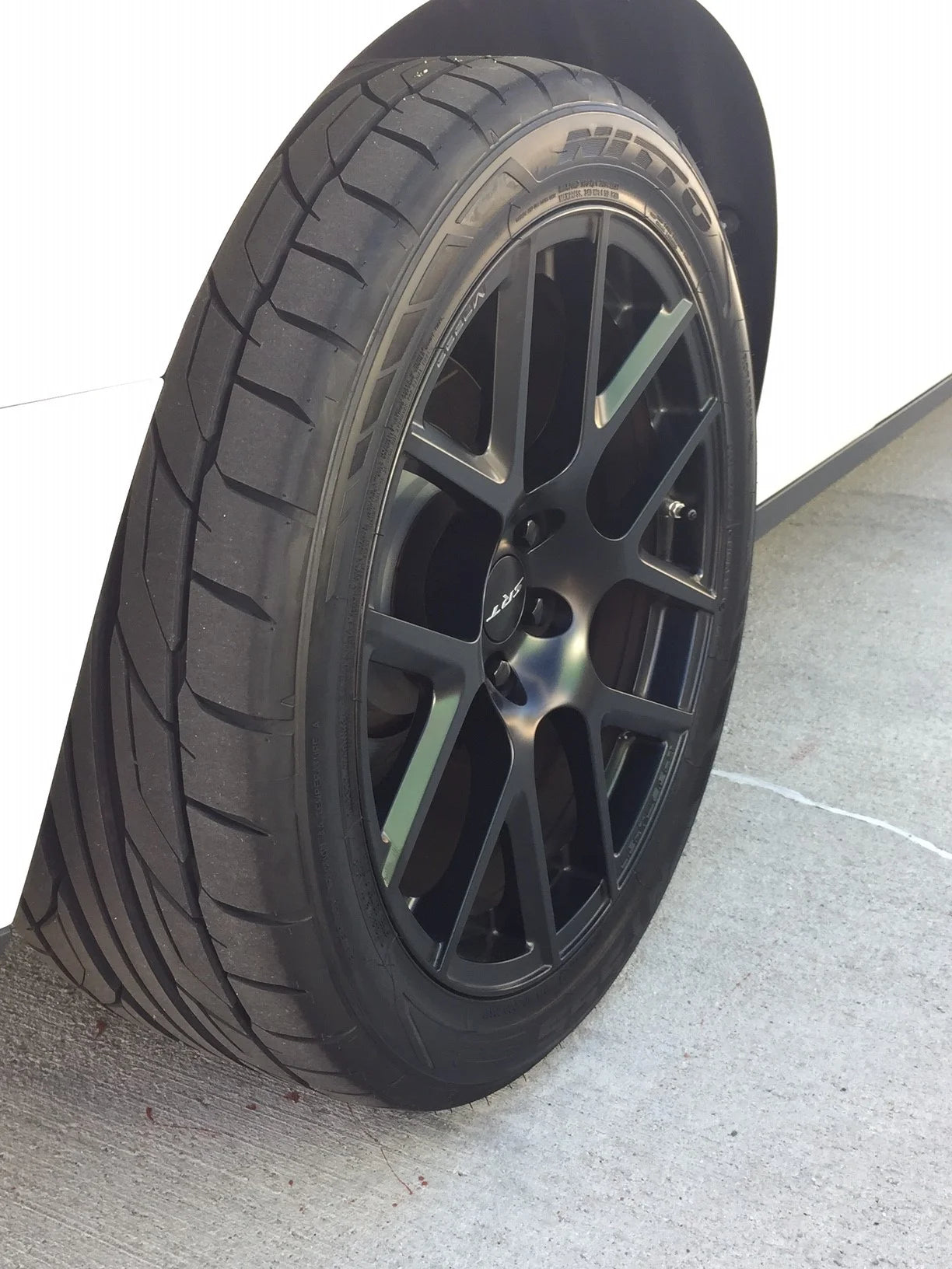 rin negro srt con llanta nitto nt555 g2