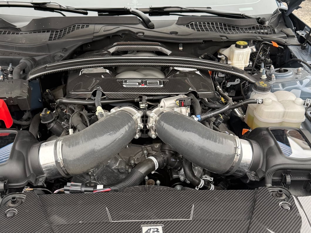 Barra de Refuerzo de Torres de Amortiguadores Delantera En Fibra de Carbono Mustang GT/Darkhorse 2024-2026