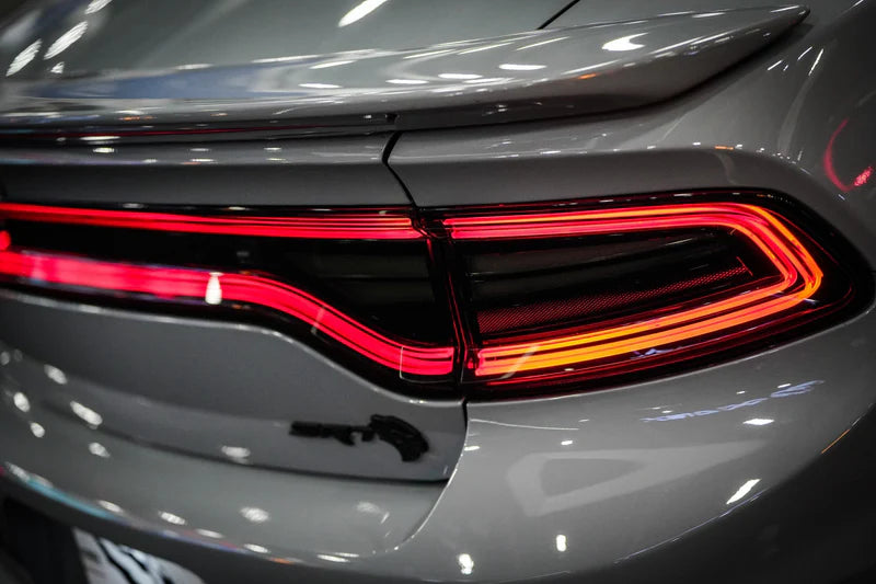 Calaveras LED AlphaRex MK II NOVA Series Charger 2015-2023 | Fondo Negro con Mica Ahumada