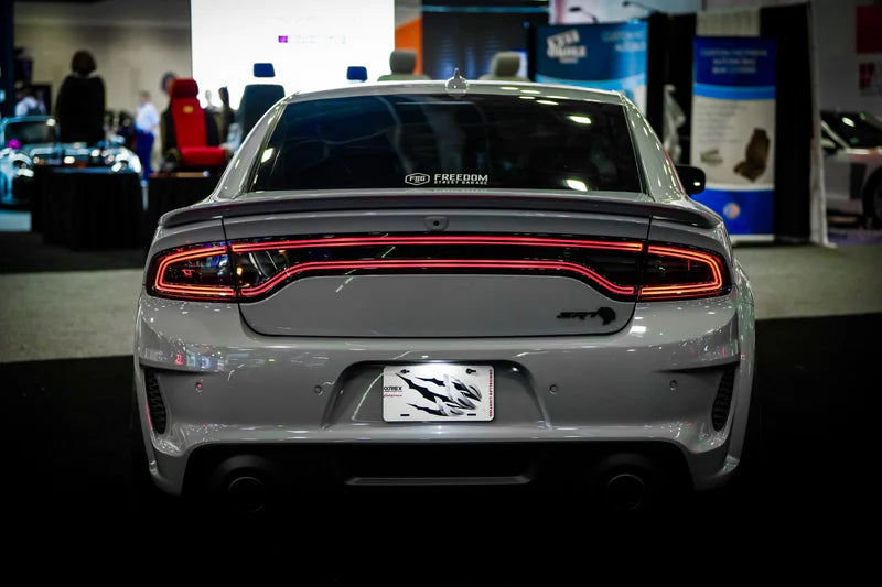 Calaveras LED AlphaRex MK II NOVA Series Charger 2015-2023 | Fondo Negro con Mica Ahumada